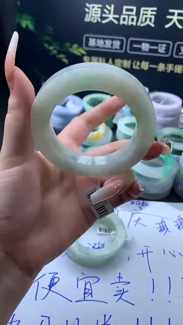 未镶嵌手镯定制翡翠很*服毛胚翡翠定制手镯