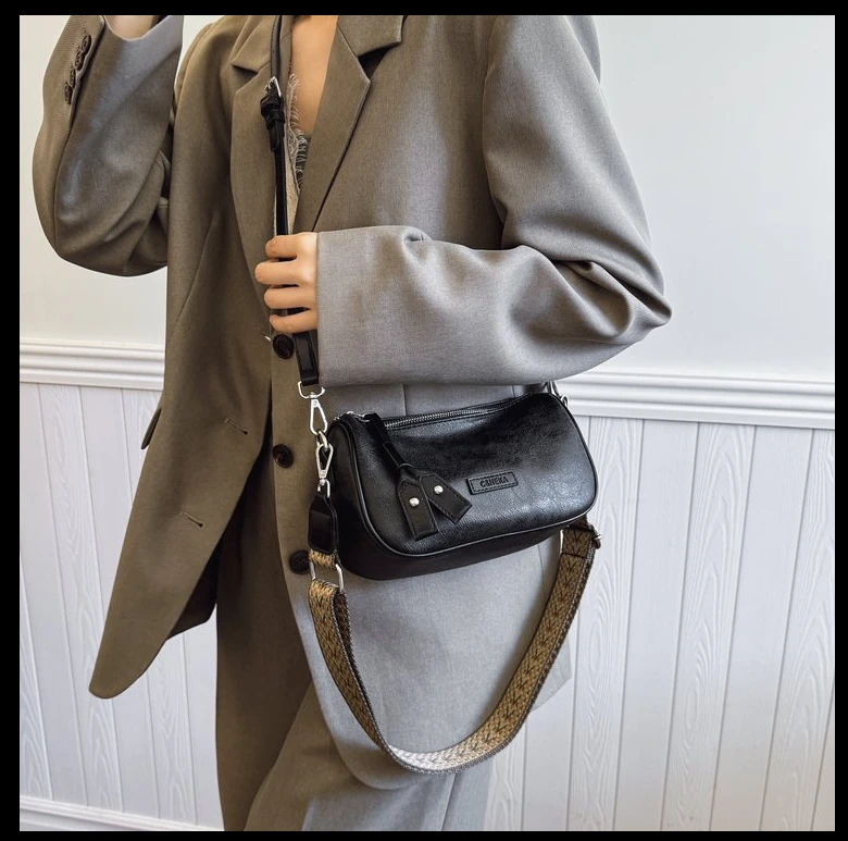 【新粉福利】2025新款轻奢大容量单肩包潮流女包百搭印花斜挎包