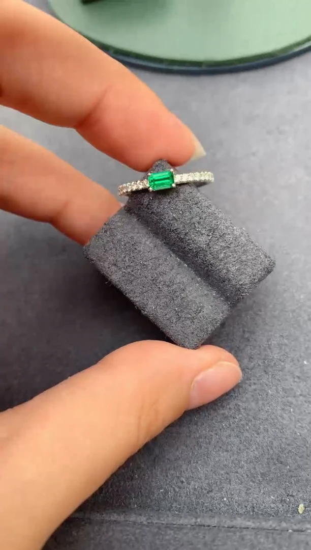 祖母绿戒指18K金镶嵌26分祖母绿戒指