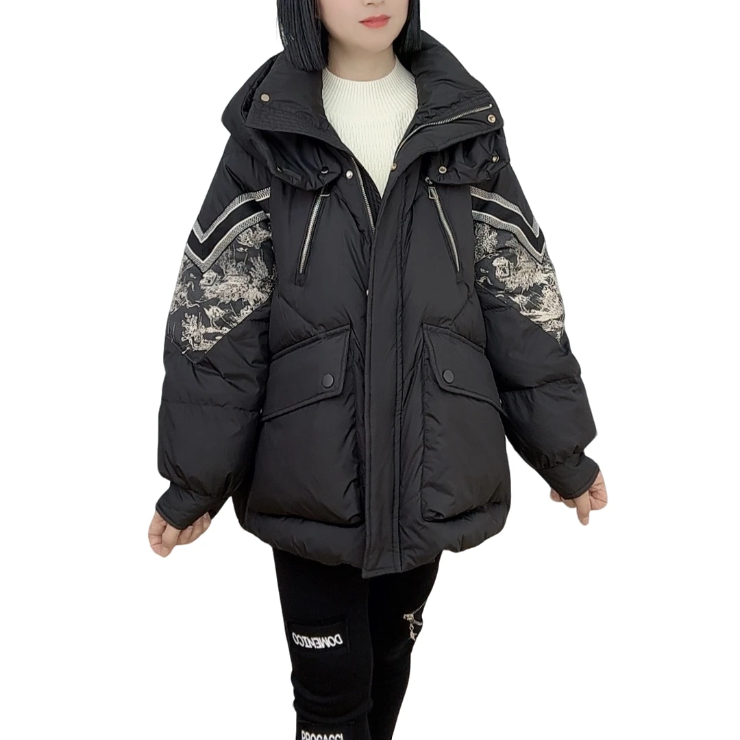 【洋玉服饰】冬季国标90白鸭绒国风刺绣拼接连帽宽松时尚潮牌羽绒服