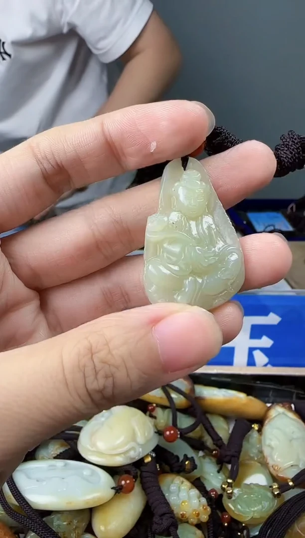 和田玉未镶嵌颈饰1