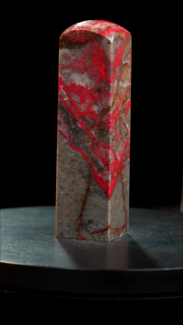 鸡血石牛角鸡血石