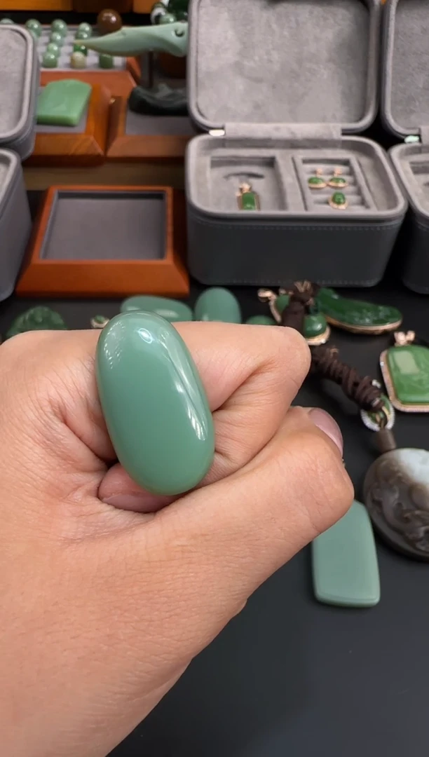 和田玉未镶嵌颈饰吊坠