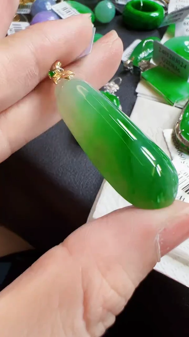 颈饰18K金镶嵌翡翠瓜