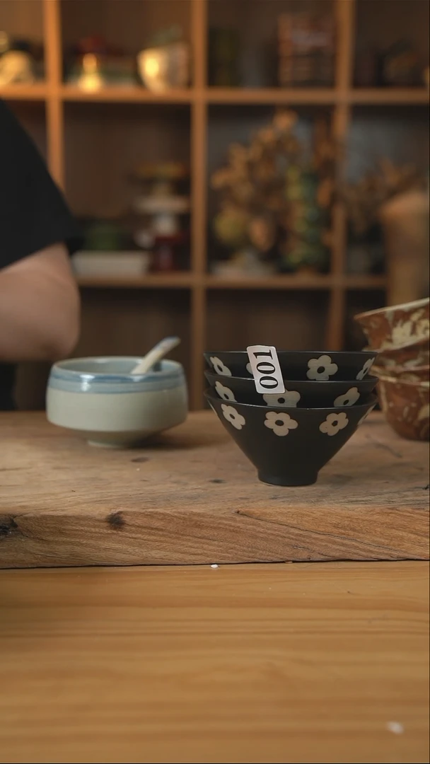 001黑色雕刻小花花的斗笠碗1个