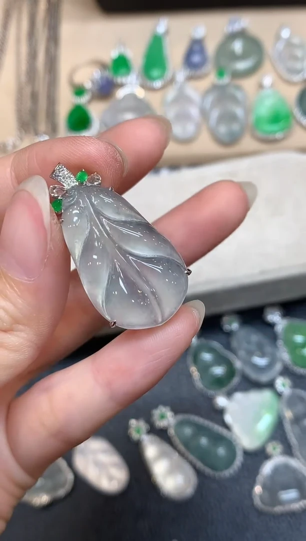 颈饰18K金镶嵌翡翠芭蕉叶【无服务费