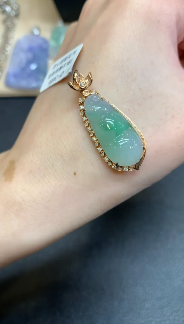 【闪购商品】翡翠颈饰18K金镶嵌福豆【无服务费】