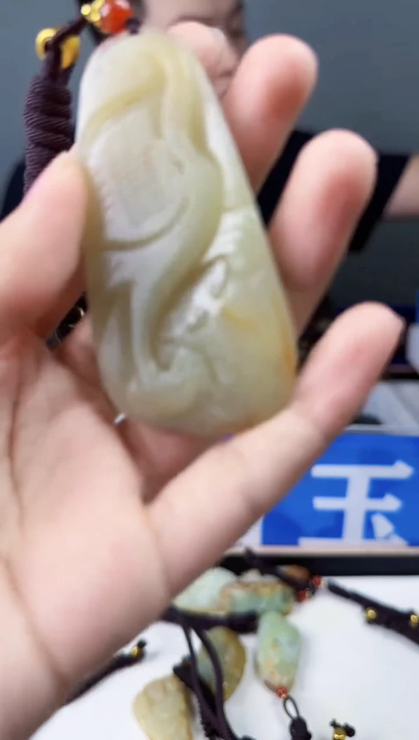 和田玉未镶嵌颈饰1