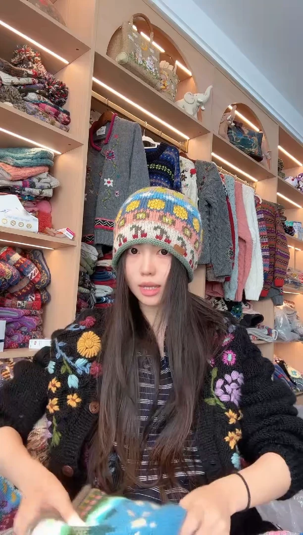 羊毛樱桃卷边帽