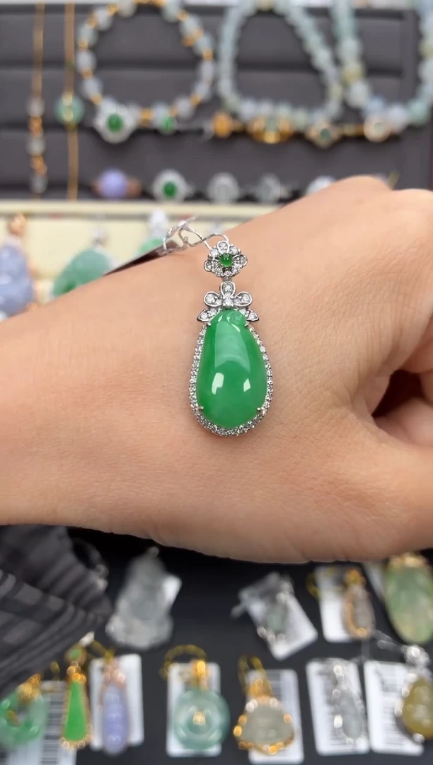 翡翠18K金镶嵌颈饰天然翡翠A货