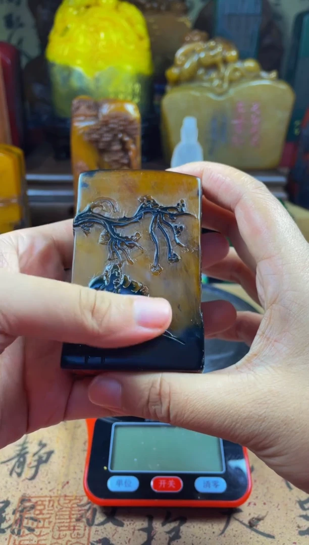 寿山石印石开播乌鸦皮薄意雕