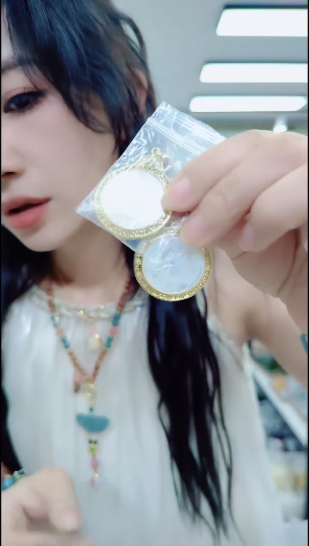 3069圆牌雕刻度母黄财财