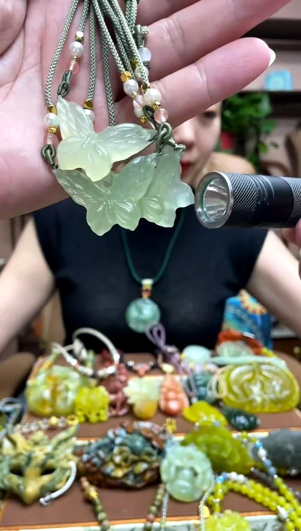未镶嵌岫玉颈饰多样性发货发其中之一