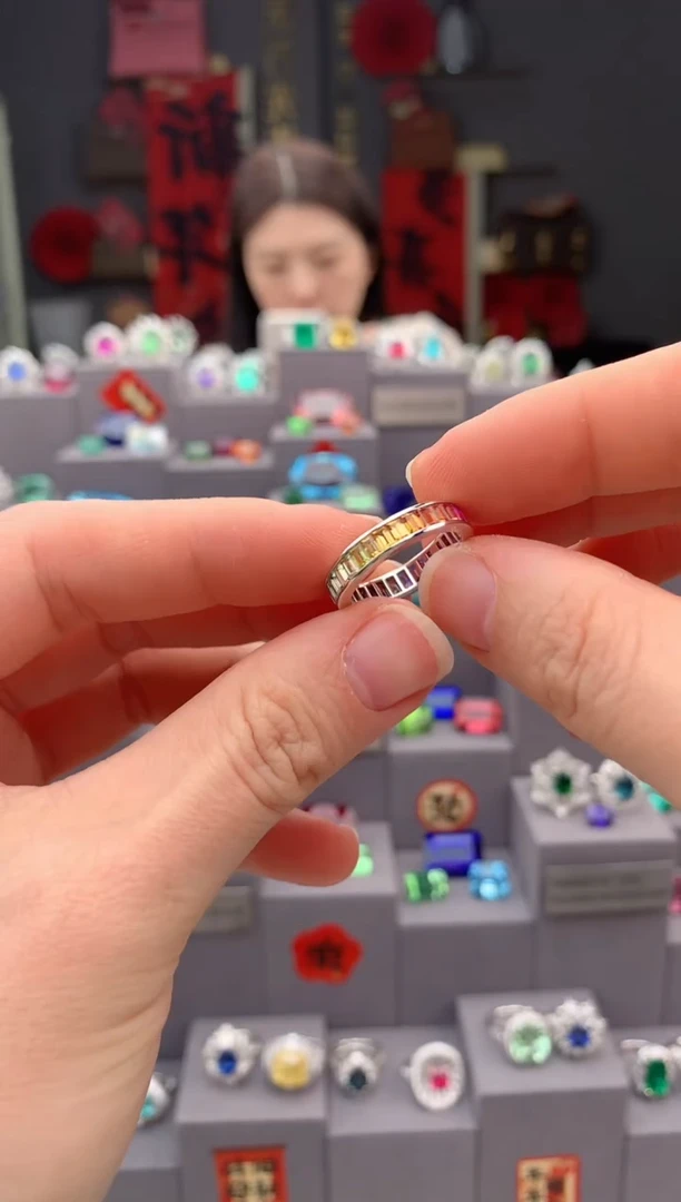 【闪购商品】彩色蓝宝石戒指18K金镶嵌彩蓝宝戒指