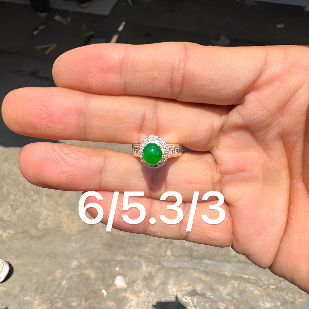 0522(小哪吒在源头)冰种翡翠浓阳辣绿戒面干净饱满杠味荧光足