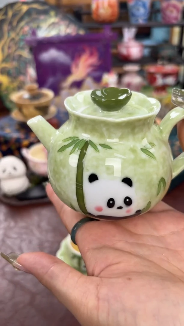 翠绿手绘熊猫花苞壶