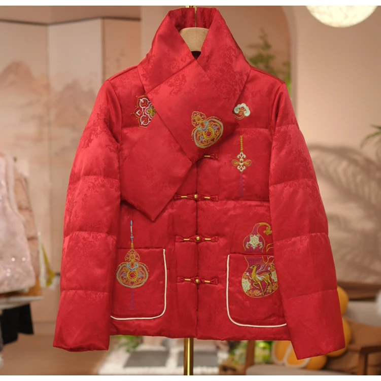 《 瑞气盈门-羽绒服》2025年秋冬新款刺绣加绒高级感气质羽绒服