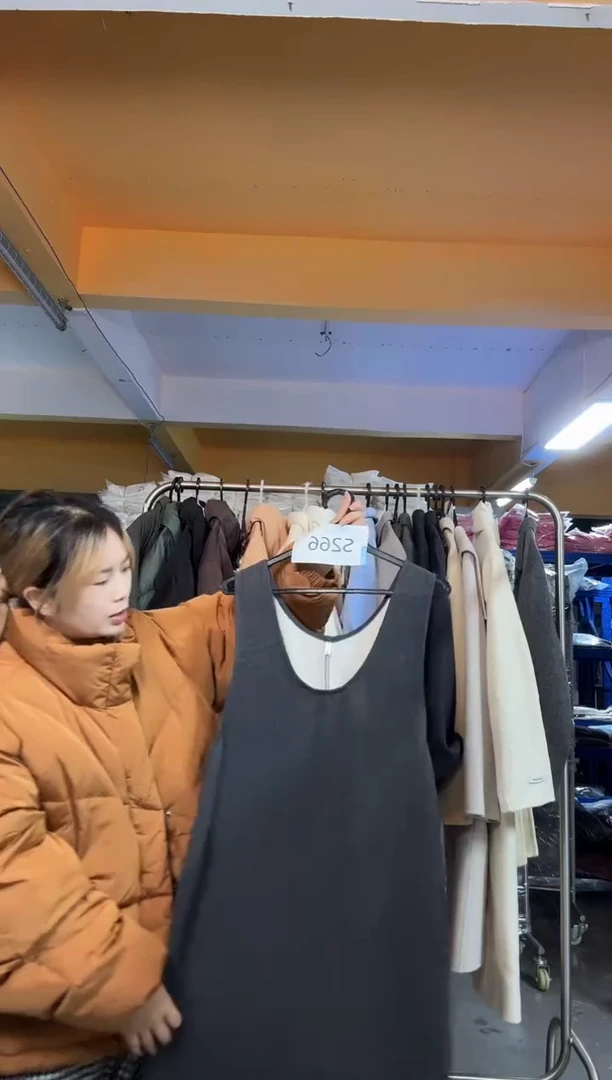 S266灰色加绒背心裙