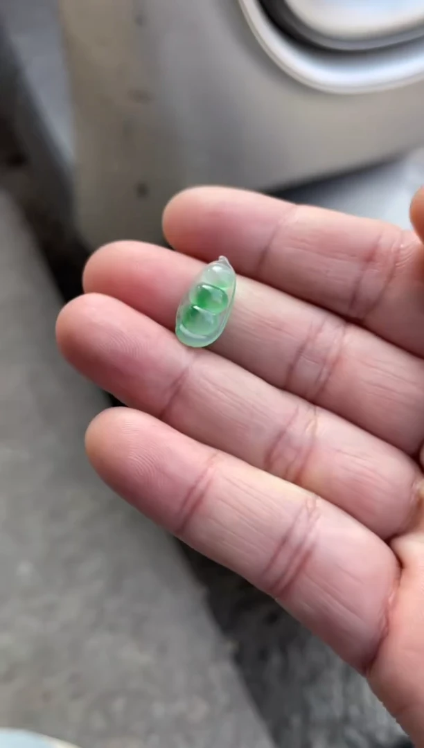 裸石翡翠王爷力推能看到价的种老起光性价比标准绿豆子