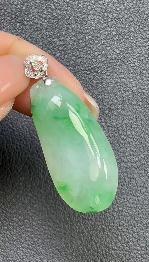 颈饰18K金镶嵌翡翠福瓜