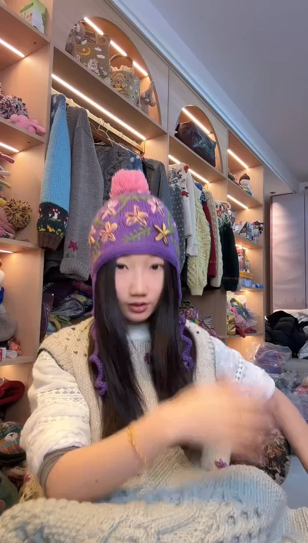 羊毛美利奴紫色刺绣护耳单球