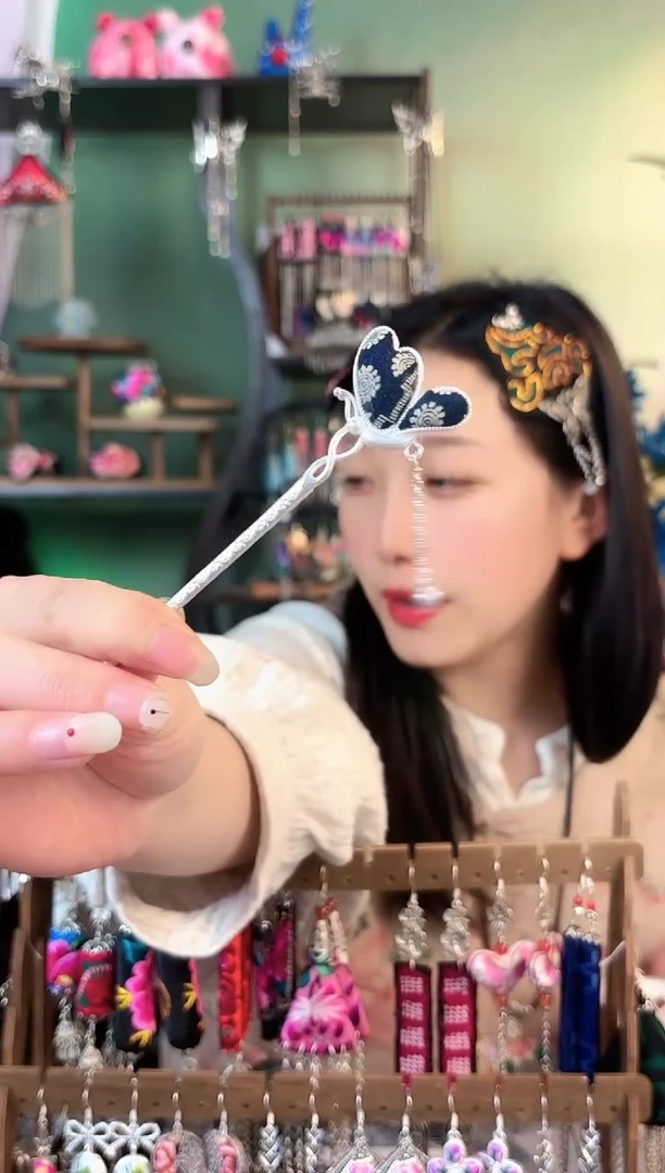 彩云南阁非遗老绣饰品573*
