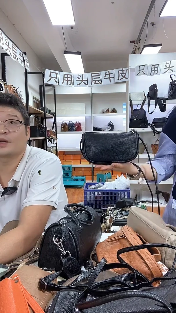 头层牛皮小饺子包黑色