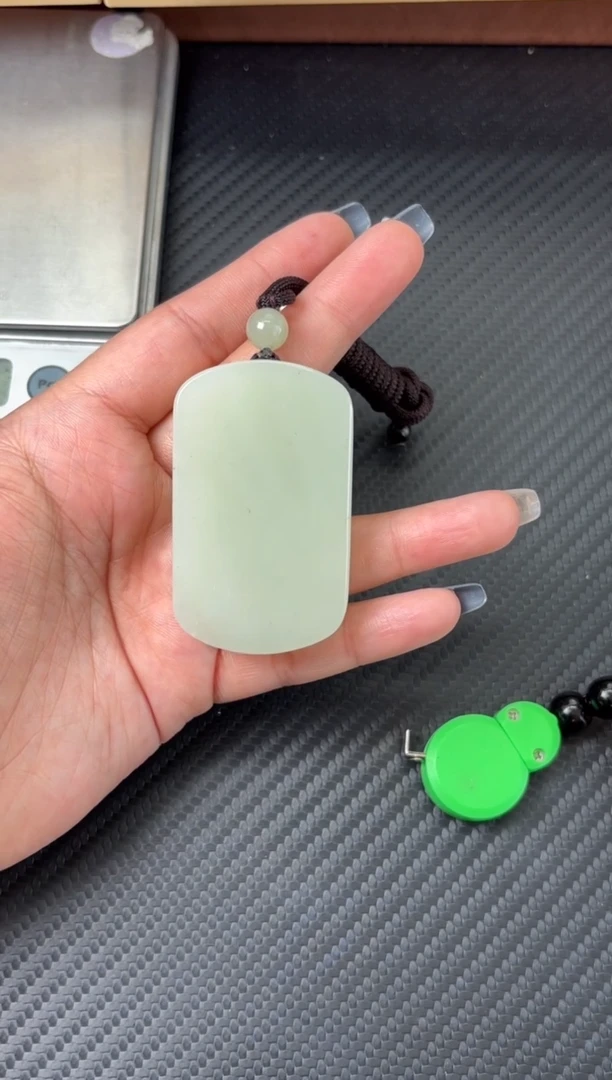 吊坠(赠链)未镶嵌和田玉且末微色差近2矿吊坠m