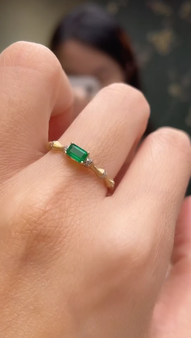 18K金镶嵌戒指祖母绿主石：029ct