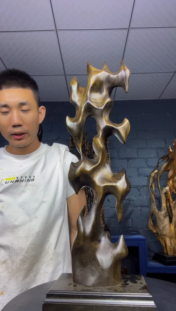 金丝楠路**在金丝楠木工艺品摆件