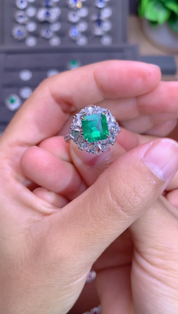 【闪购商品】祖母绿戒指18K金镶嵌2.22CT