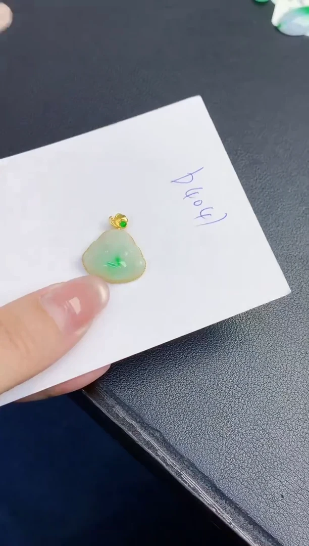 翡翠18K金镶嵌颈饰缅甸天然翡翠A货