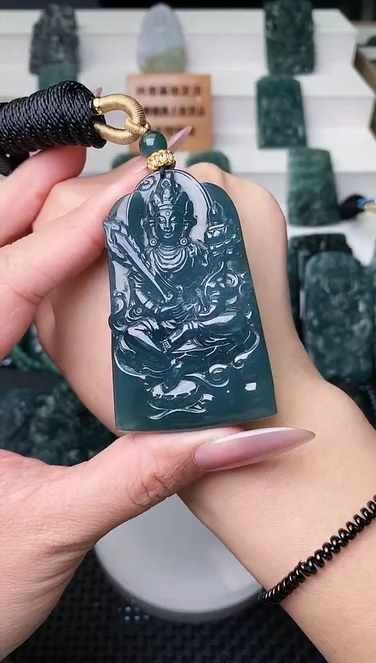 颈饰未镶嵌翡翠