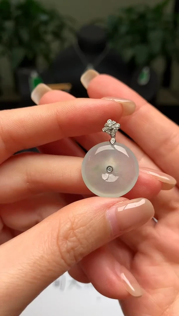 颈饰18K金镶嵌翡翠平安扣