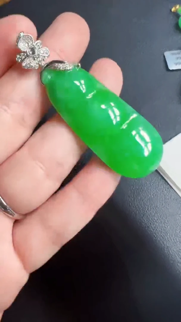 颈饰18K金镶嵌翡翠豆