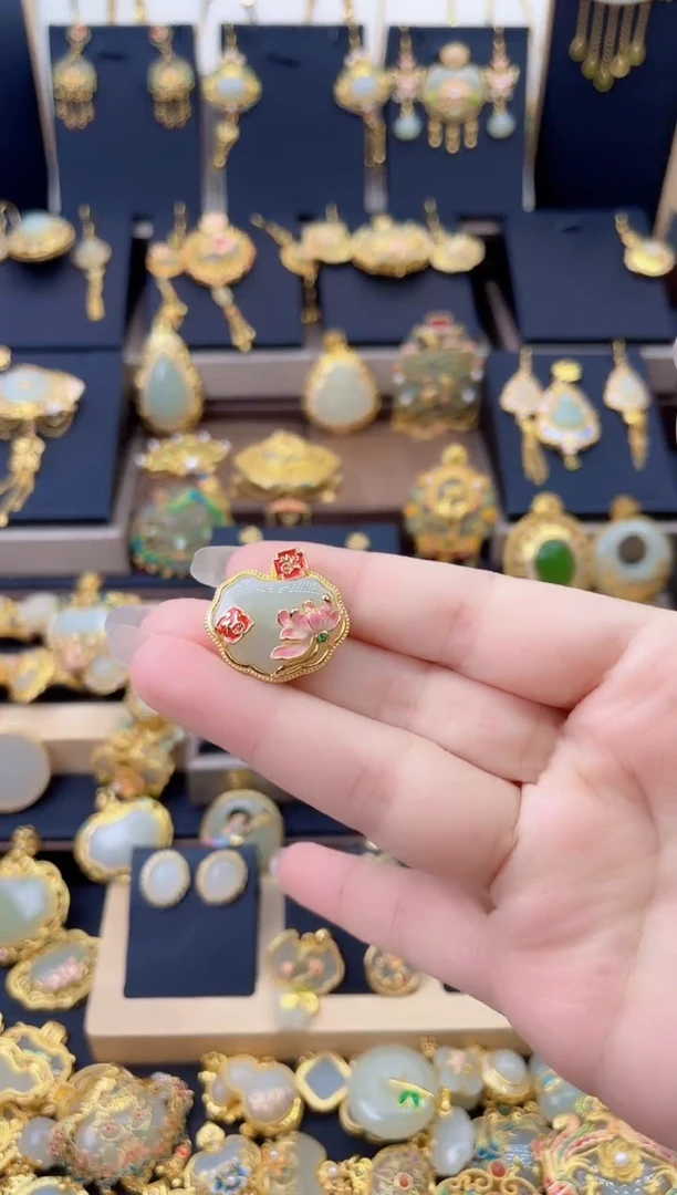 颈饰银S925镀金镶嵌和田玉双福莲花如意锁吊坠