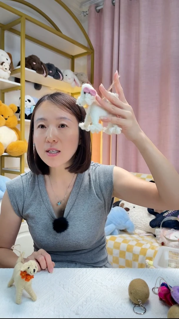 毛绒羊毛毡贵宾小狗