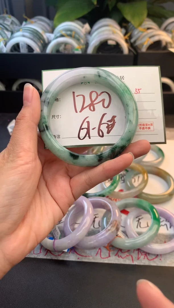 未镶嵌定制翡翠毛货需精细抛光+多人