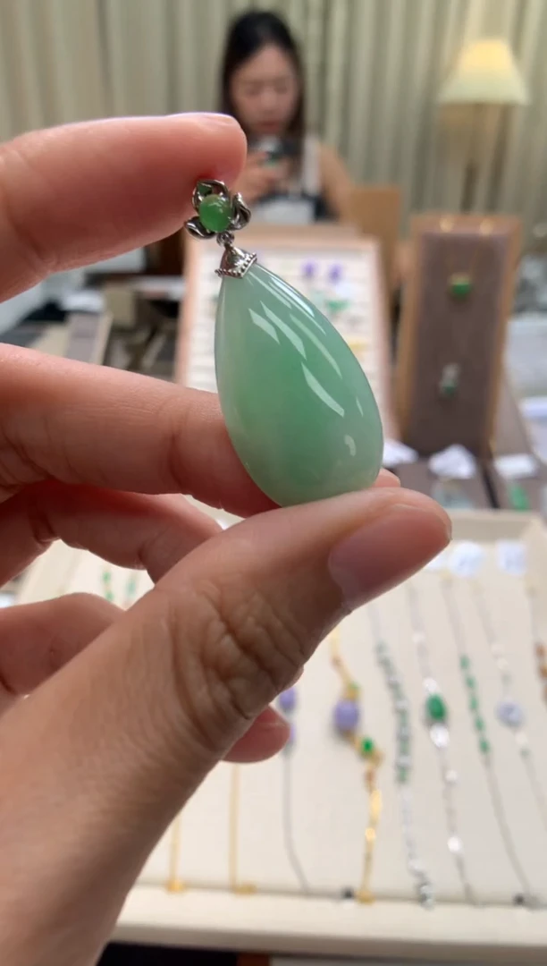 翡翠18K金镶嵌颈饰水滴