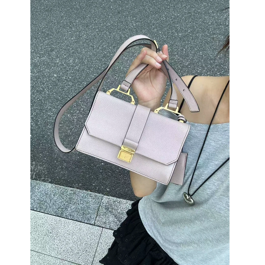 95新 MIU MIU/缪缪 【小考拉】缪缪 横版邮差斜挎包