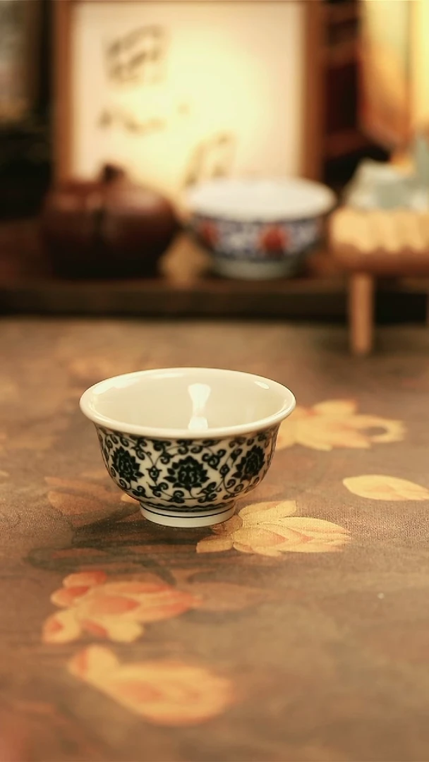 M403C/陶瓷二号釉缠枝莲纹压手杯