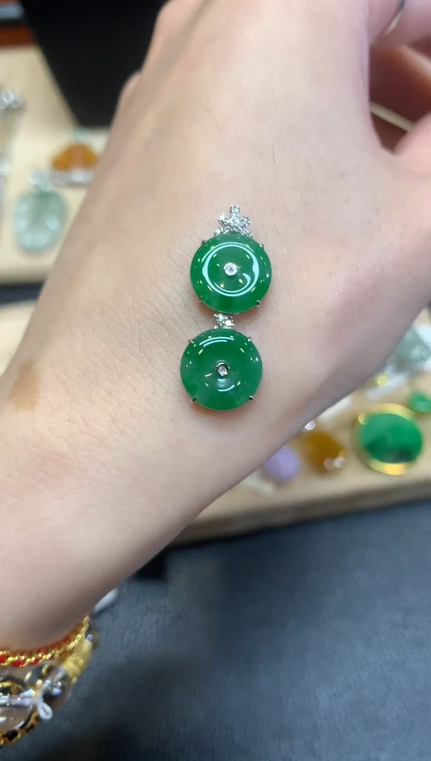 翡翠18K金镶嵌颈饰平安扣【无服务费】