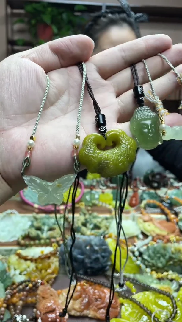 未镶嵌岫玉颈饰·