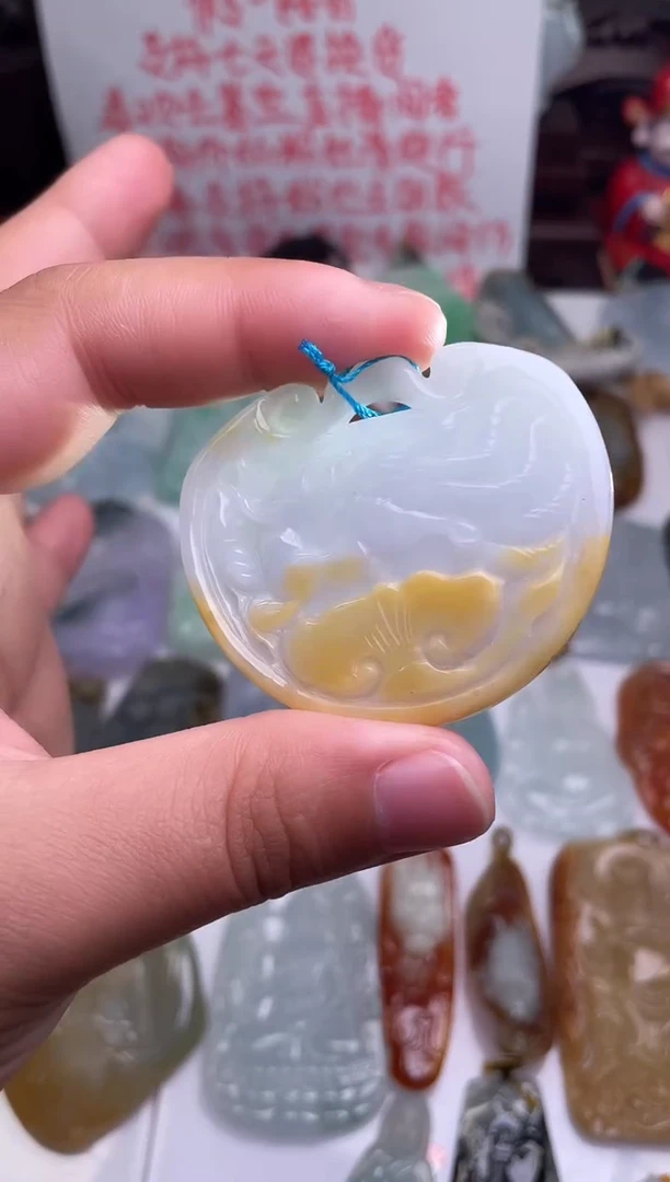 颈饰未镶嵌翡翠九尾狐