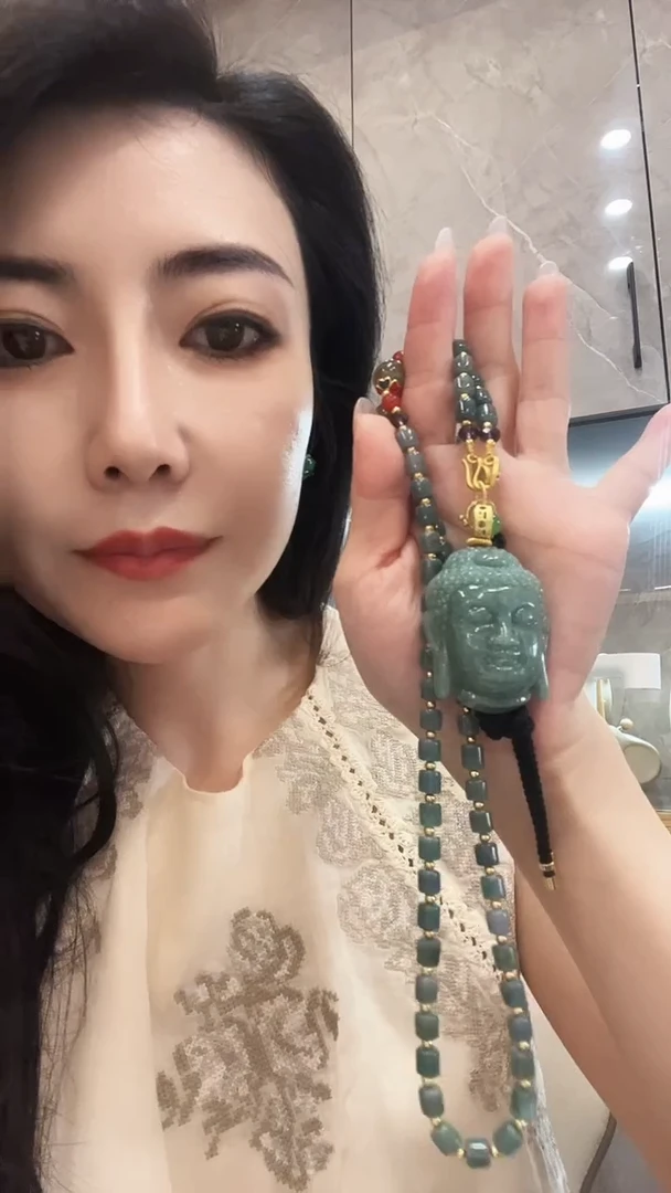 翡翠未镶嵌颈饰佛头