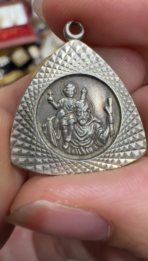 非金属无法国老人背小孩老银吊坠，放漏