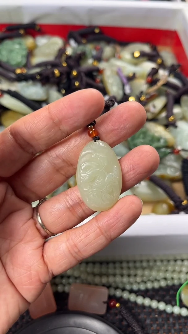 【闪购商品】和田玉颈饰未镶嵌多样性发货没有证书拍一发一有瑕