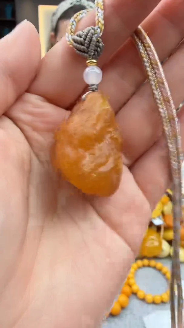 琥珀颈饰未镶嵌37秒拍号 假一罚三
