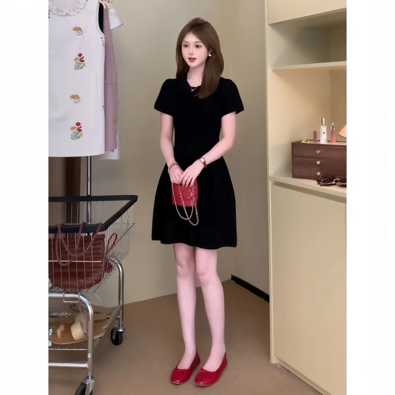 大码女装秋季新款法式赫本风连衣裙胖mm遮肉显瘦时尚设计感小黑裙