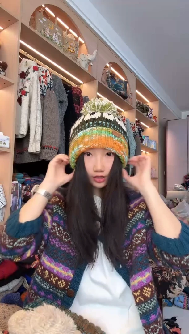 羊毛渐变色翻边小羊
